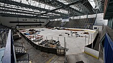 Zimní stadion v Uherském Hraditi, který byl v havarijním stavu, jde k zemi....