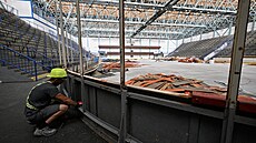 Zimní stadion v Uherském Hraditi, který byl v havarijním stavu, jde k zemi....
