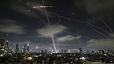 Izraelský systém protivzduné obrany zachycuje íránské rakety. (18. ervna 2025)