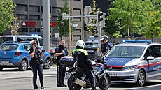 Policie zasahuje na míst� st�elby ve �týrském Hradci. (10. �ervna 2025)