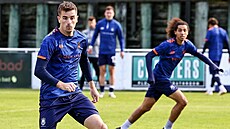 Angus Kilkolly, útoník novozélandského klubu Auckland City, se rozcviuje ped...
