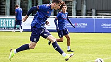Angus Kilkolly, útoník novozélandského klubu Auckland City, se rozcviuje ped...
