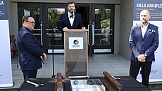 Rektor Ostravské univerzity Petr Kopecký (uprosted) spolen s primátorem...