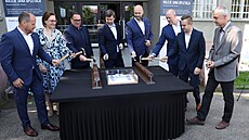 Tradiní poklepání, ale na symbolické kolejnice, nových vysokokolských kolejí...