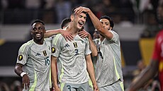 Hrá�i Mexika gratulují dvougólovému Cesaru Montesovi.