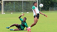 Shamkou Camara pozoruje, jak si Lucky Ezeh zpracovává balon na prsou.