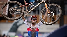 Ondej Cink se raduje z prvního triumfu ve SP.