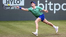 Jannik Sinner returnuje míek na turnaji v Halle.