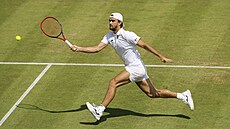 Tomá Machá dobíhá míek na turnaji v Halle.