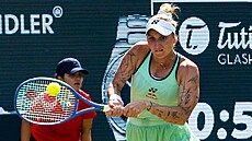Markéta Vondrouová hraje bekhend na turnaji v Berlín.