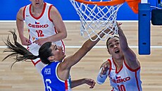 Francesca Pasová v souboji pod koem s Elikou Hamzovou.