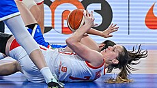 Alena Hanuová na zemi bojuje se Sarou Maderovou.