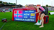 Karsten Warholm pózuje s novým svtovým rekordem.