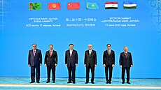 Tád�ický prezident Emómalí-ji Rahmón, kyrgyzský prezident Sadyr �aparov, �ínský...