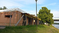 Budova stojí na pravém behu Vltavy.