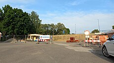 Budova stojí na pravém behu Vltavy u nedávno opraveného mostu.