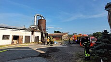 Ve Vrbn u Blatné hoela stecha truhlárny a silo s pilinami.