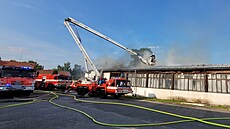 Ve Vrbn u Blatné hoela stecha truhlárny a silo s pilinami.