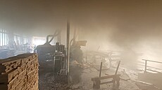 Ve Vrbn u Blatné hoela stecha truhlárny a silo s pilinami.