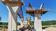 Ocelovou konstrukci estakády svaují na míst a postupn ji vysouvají pes...