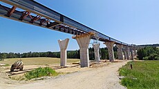 Na úseku D3 Kaplice � Na�idla budou dv� estakády. Dokon�ený má být a� v roce 2027. Snímek je z �ervna 2025.