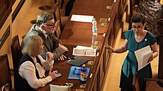 Ministr financí Zbynk Stanjura musel pijít do jednacího sálu ped hlasováním...