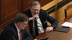 Premiér Petr Fiala a ministr financí Zbynk Stanjura ped hlasováním o nedve...