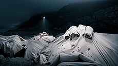 Fotograf Liam Man zachytil na snímcích Rhonský ledovec ve výcarsku, který...