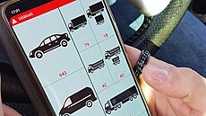 Dobrovolníci s�ítají projí�d�jící auta pomocí aplikace v mobilním telefonu....