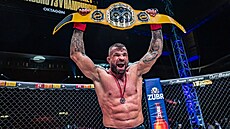 Karlos Vémola s Infinity beltem, který získal za výhru nad Attilou Véghem.