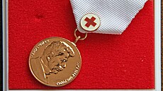 Vícenásobní dárci krve dostávají Janského plaketu