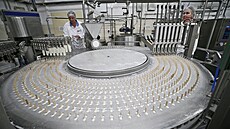 Na výrobu oblíbených nanuk Mía se v tebíské spolenosti Tipafrost ron...