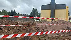Na prázdném staveniti u domova pro seniory v Ústí nad Orlicí ml nyní rst...