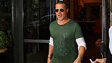 Brad Pitt si v poslední dob oblíbil volné iroké kalhoty a lesklé materiály.
