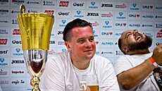 Majitel fotbalového Ústí Pemysl Kubá a smjící se tiskový mluví Daniel...