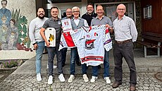 Pedstavitelé výcarské obce Wasterkingen s funkcionái hokejových Pirát...