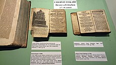 Chebský archiv vystavuje stovky let staré vazby místních kniha.