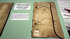 Chebský archiv vystavuje stovky let staré vazby místních kniha.
