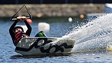 Wakeboardový vlek na koupaliti Rolava je pes léto vyhledávanou atrakcí...