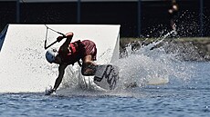Wakeboardový vlek na koupaliti Rolava je pes léto vyhledávanou atrakcí...