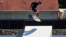 Wakeboardový vlek na koupaliti Rolava je pes léto vyhledávanou atrakcí...
