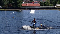 Wakeboardový vlek na koupaliti Rolava je pes léto vyhledávanou atrakcí...