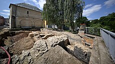 Pi rekonstrukci Kamenné ulice objevili archeologové zbytky chebského opevnní...