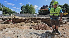 Archeolog Muzea Cheb Michal Beránek ukazuje zbytky opevnní, které objevili...