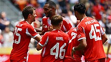Fotbalisté Bayernu Mnichov se radují z gólu v utkání mistrovství svta klub...