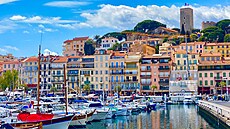 Proslulé luxusní letovisko Cannes v Azurovém pobeí, pohled na pístav...