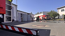 U letit Praha-Letany hoí sklad s bateriemi od fotovoltaiky. (12. 6. 20205)