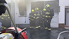 U letit Praha-Letany hoí sklad s bateriemi od fotovoltaiky. (12. 6. 20205)