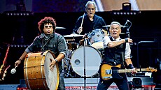 Bruce Springsteen vystoupil na odloeném koncertu v Praze Letanech. (15. 6....