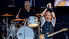 Bruce Springsteen vystoupil na odlo�eném koncertu v Praze Let�anech. (15. 6....